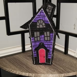 Freestanding lace haunted house